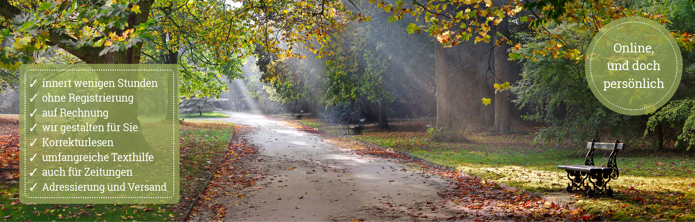 Leere Bank in einem Park im Herbst